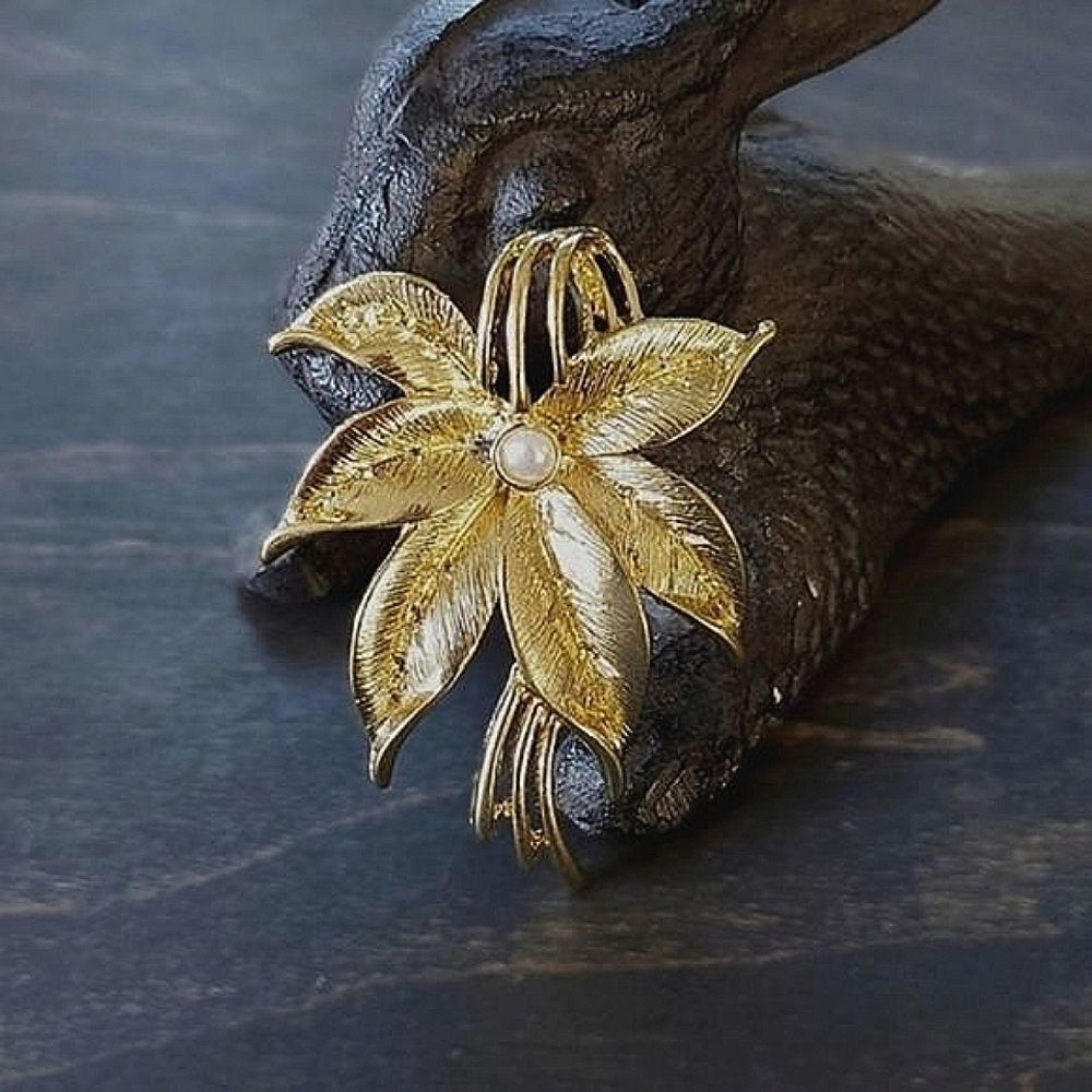 Vtg gold tone faux pearl center lily brooch